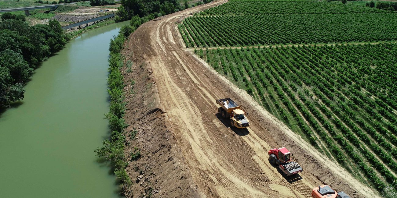 Travaux (digues et déversoirs, Coursan)