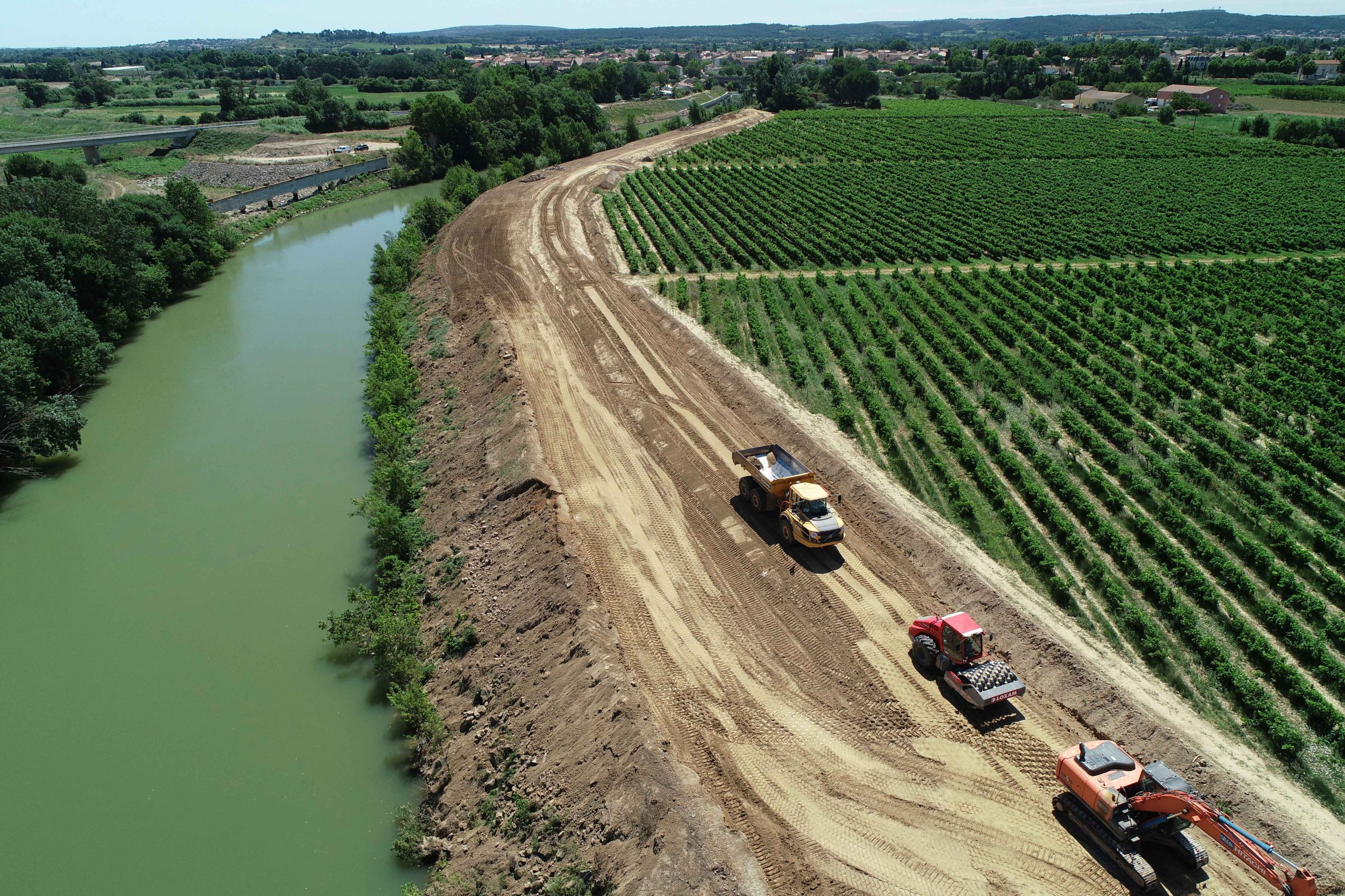 Travaux (digues et déversoirs, Coursan)